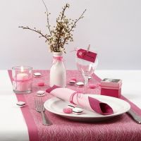 Borddækning og bordpynt i pink og rosa med lakridskonfekt af Silk Clay