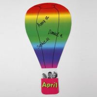 Luftballon af regnbuekarton med kurv af bølgepap