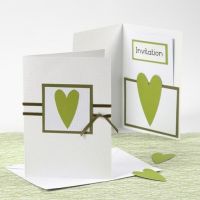 Indbydelse og menukort i hvid med grønt hjerte