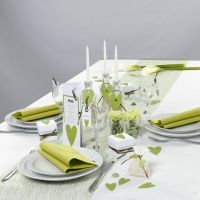 Borddækning og bordpynt i hvidt og grønt med hjerter