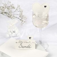 Bordkort og bryllupspynt i hvid med hjerter