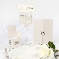 Bryllupsinvitation, bordkort og bryllupspynt med pailletter og stickers