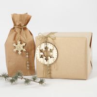 Julegaveindpakning dekoreret med diverse pynt i guld