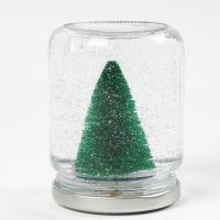 Snekugle med juletræ og glitter lavet med sylteglas