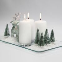 Juledekoration med rensdyr, træer og sne på glasfad