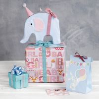 Baby shower gaveindpakning med elefant som pynt