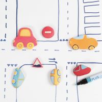 Biler og vejskilte af selvhærdende ler dekoreret med Plus Color tusch