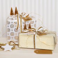 Julegaveindpakning i guld pyntet med glitterpynt
