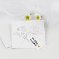 Bryllupsinvitation med satinbånd og manillamærker pyntet med puffy stickers