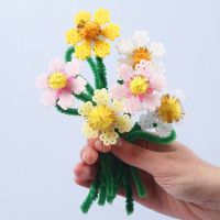 Blomster af rørperler og chenille med pomponer