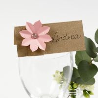 Bordkort pyntet med karton blomst med 3D effekt