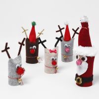 Julemand og rensdyr lavet af genbrugte paprør