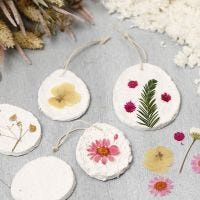 Ophæng af papmaché pulp dekoreret med tørrede blomster