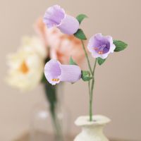 Klokkeformede blomster af crepe papir