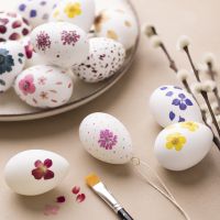 Æg dekoreret med pressede og tørrede blomster
