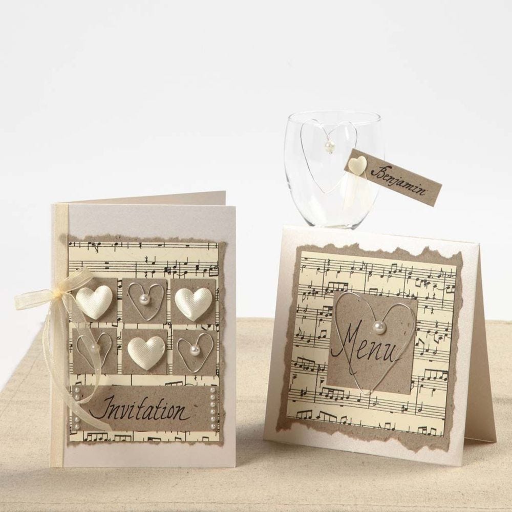 Bryllupsinvitation, bordkort og menukort af kvistpapir pyntet med hjerter