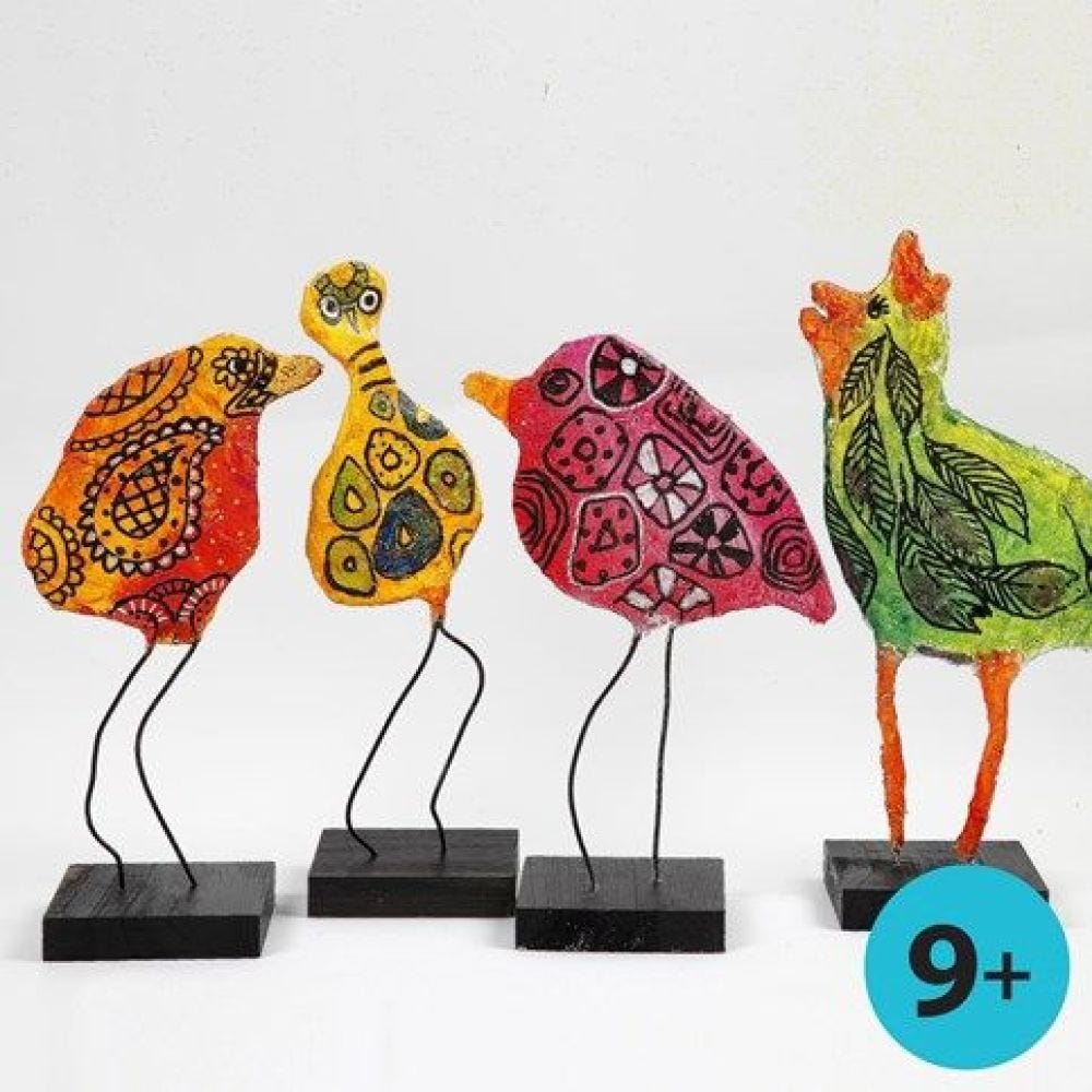 Fugle af bonzaitråd og gipsgaze dekoreret med glasmaling og glas- og porcelænstusch