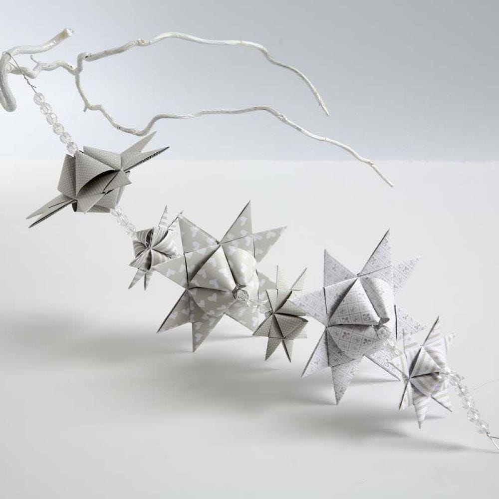 Guirlande af flettede julestjerner med pyramideform