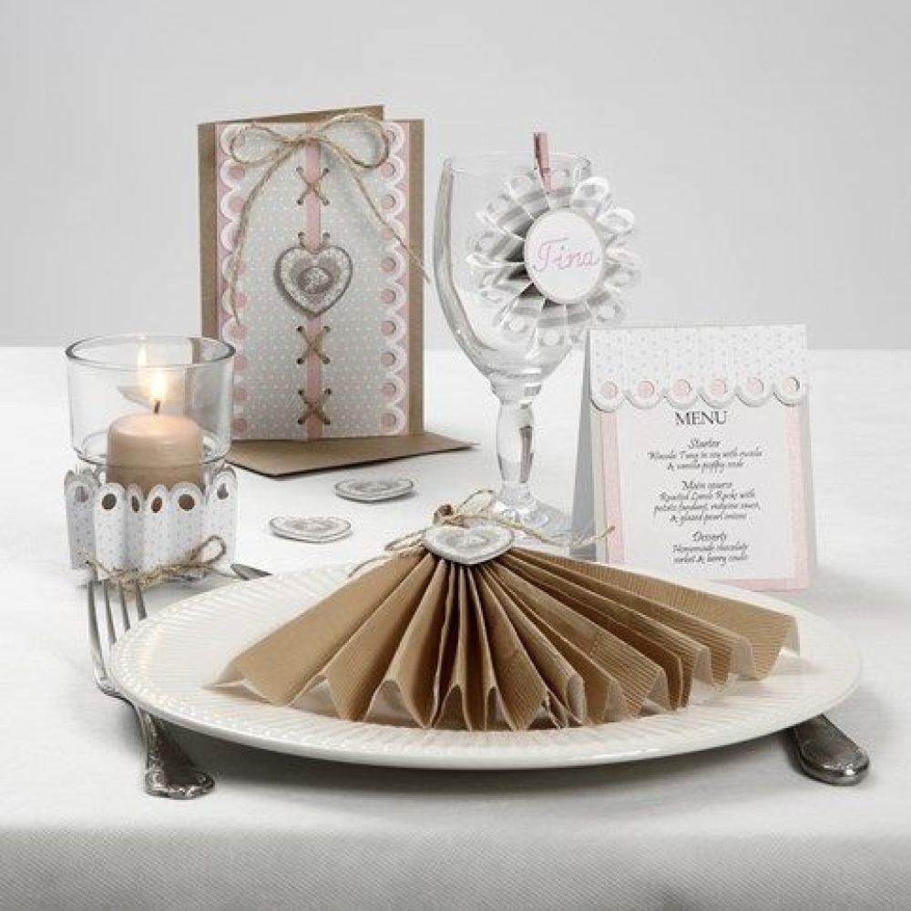 Bordpynt, bordkort og invitation med pynt af rosetter og hampsnøre