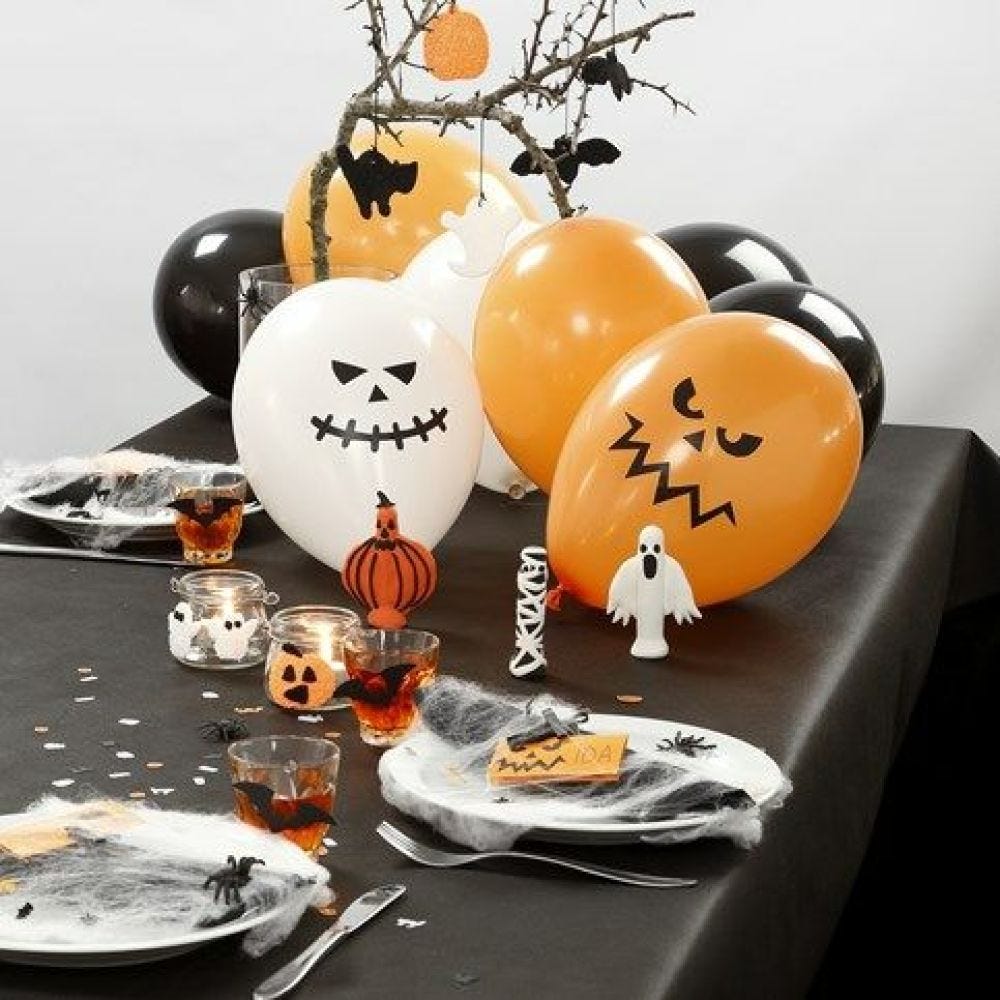 Halloween borddækning med spindelvæv, plastik edderkopper, balloner og andet pynt