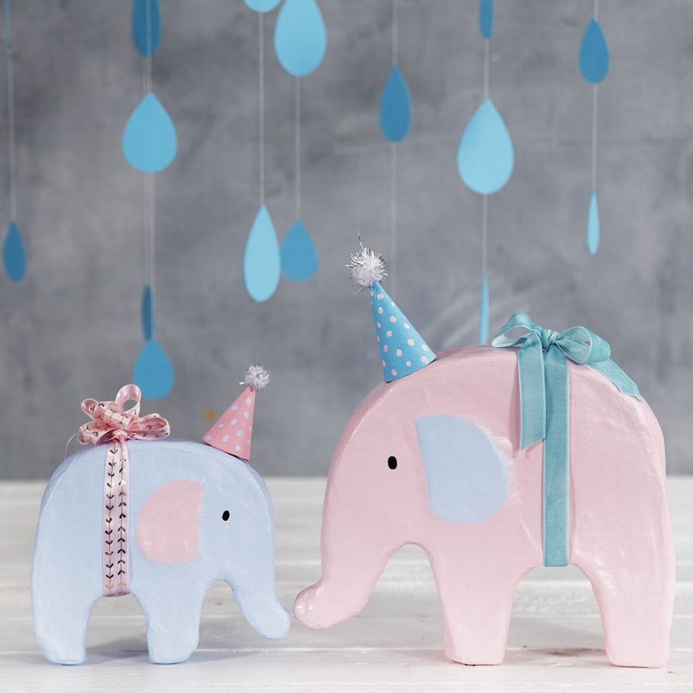 Elefant dekoreret med hobbymaling og lille festhat