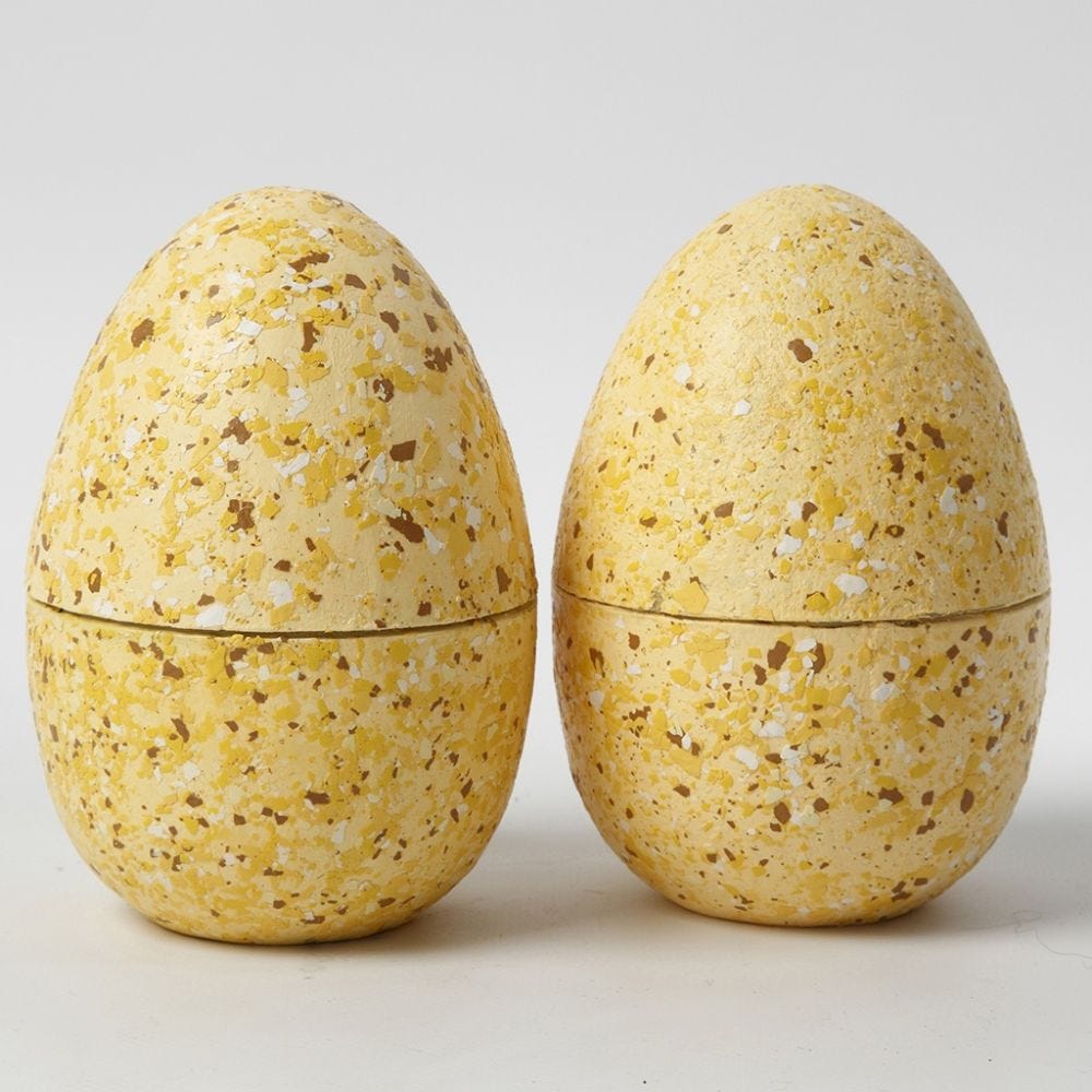 Todelte æg dekoreret med terrazzoflager og hobbymaling