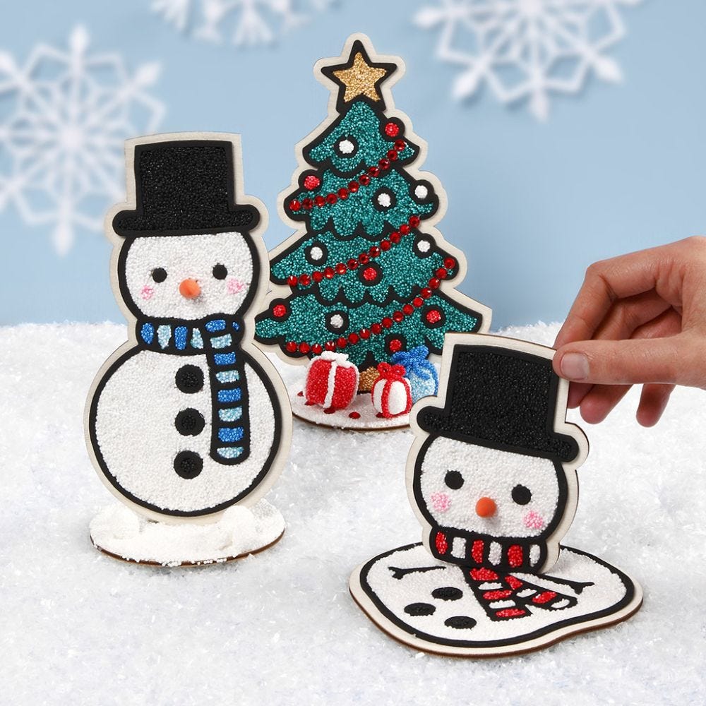 Snemænd og juletræ dekorationsfigurer i træ pyntet med Foam Clay