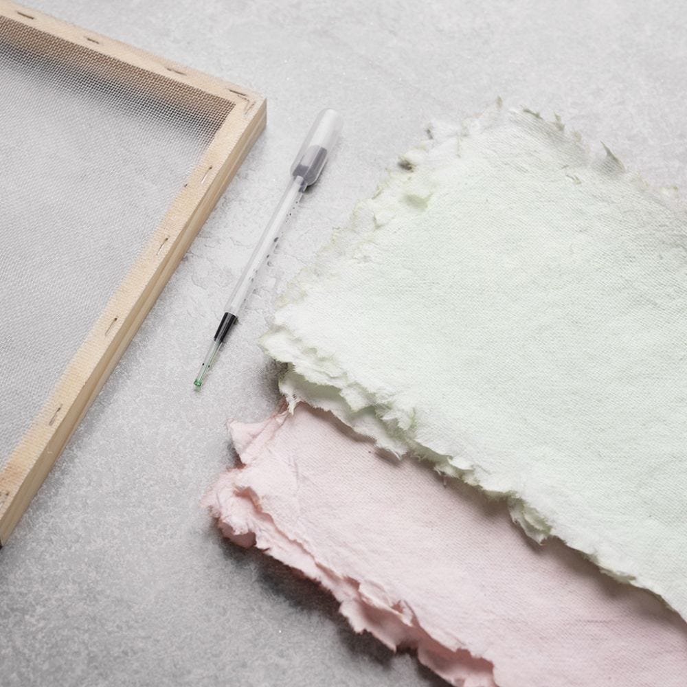 Sådan laver du håndlavet papir indfarvet med akvarelmaling