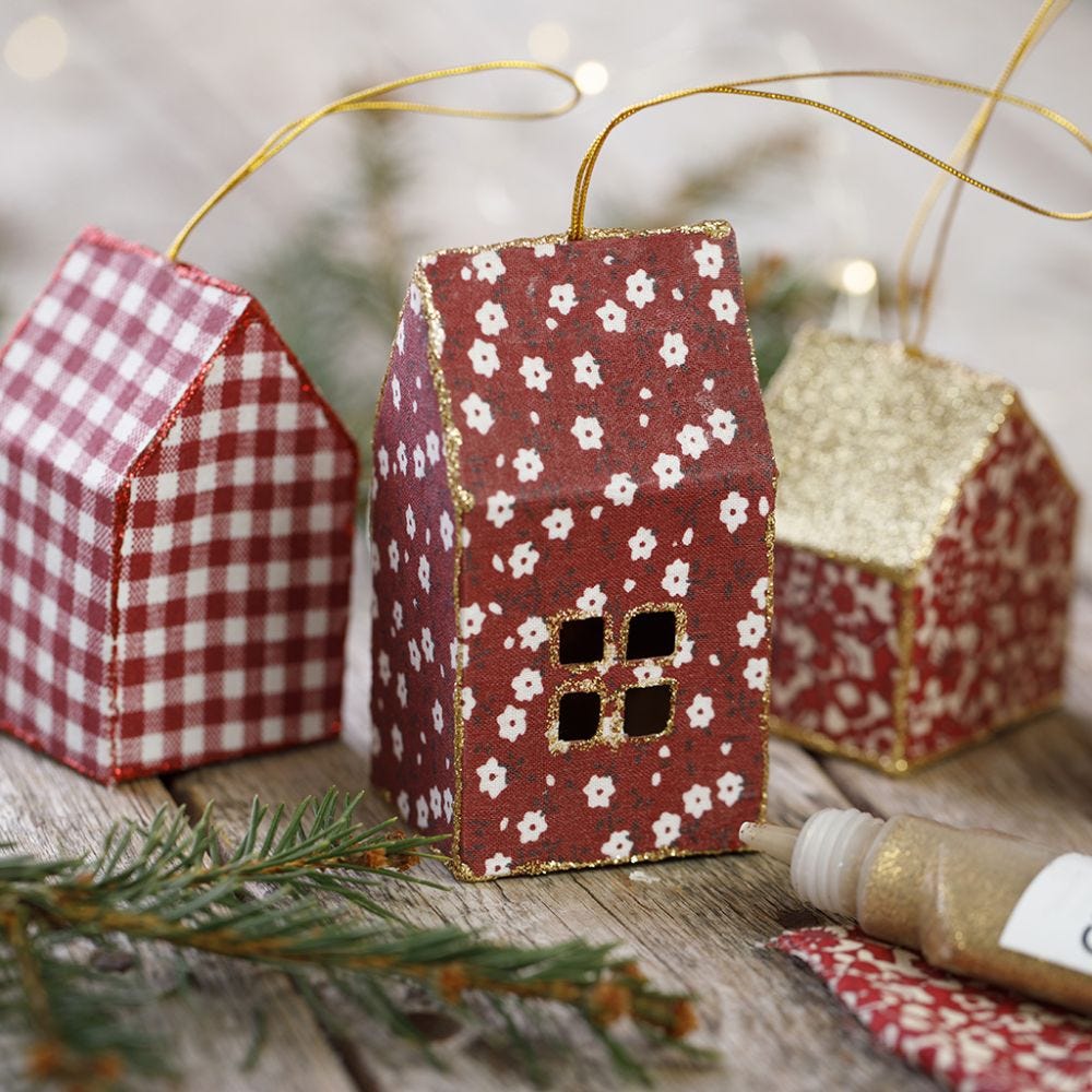 Julehus af karton og stof dekoreret med glimmer til ophæng