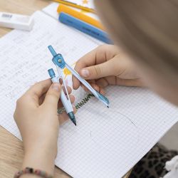 Skolepasser med beskyttelseshætte
