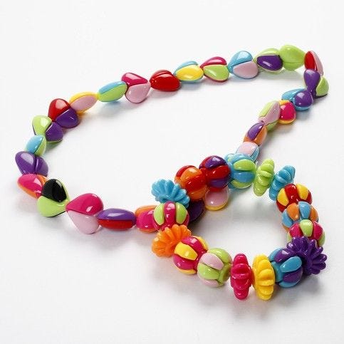Armbånd og halskæde med plastikperler