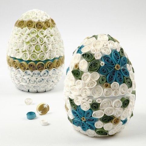 Påskeæg af pap dekoreret med mønster af quilling