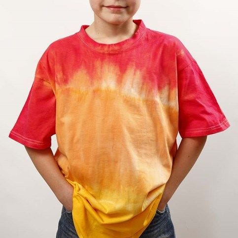Dip'n dye tekstildekoration og batik på T-shirt
