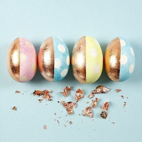 Ostereier dekoriert mit Blattmetall in Gold style=