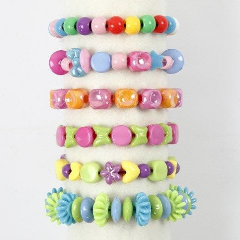 Hjemmelavet armbånd af plastperler på kulørt elastik