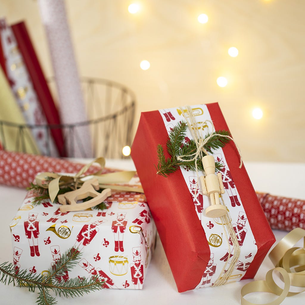 kaskade Livlig klynke Kreativ julegaveindpakning med to slags gavepapir og en træfigur | DIY idé  med step-by-step vejledning