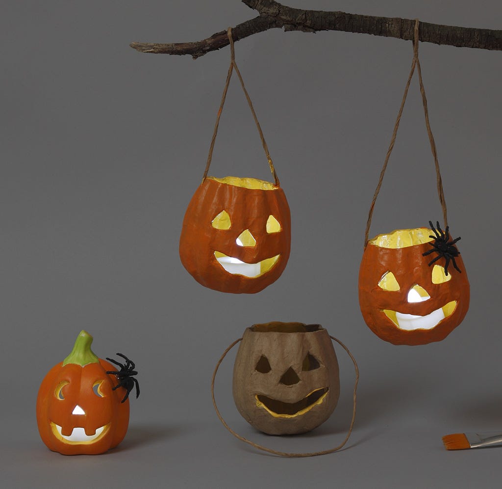 Kürbis-Laternen aus Pappe und Terrakotta für Halloween