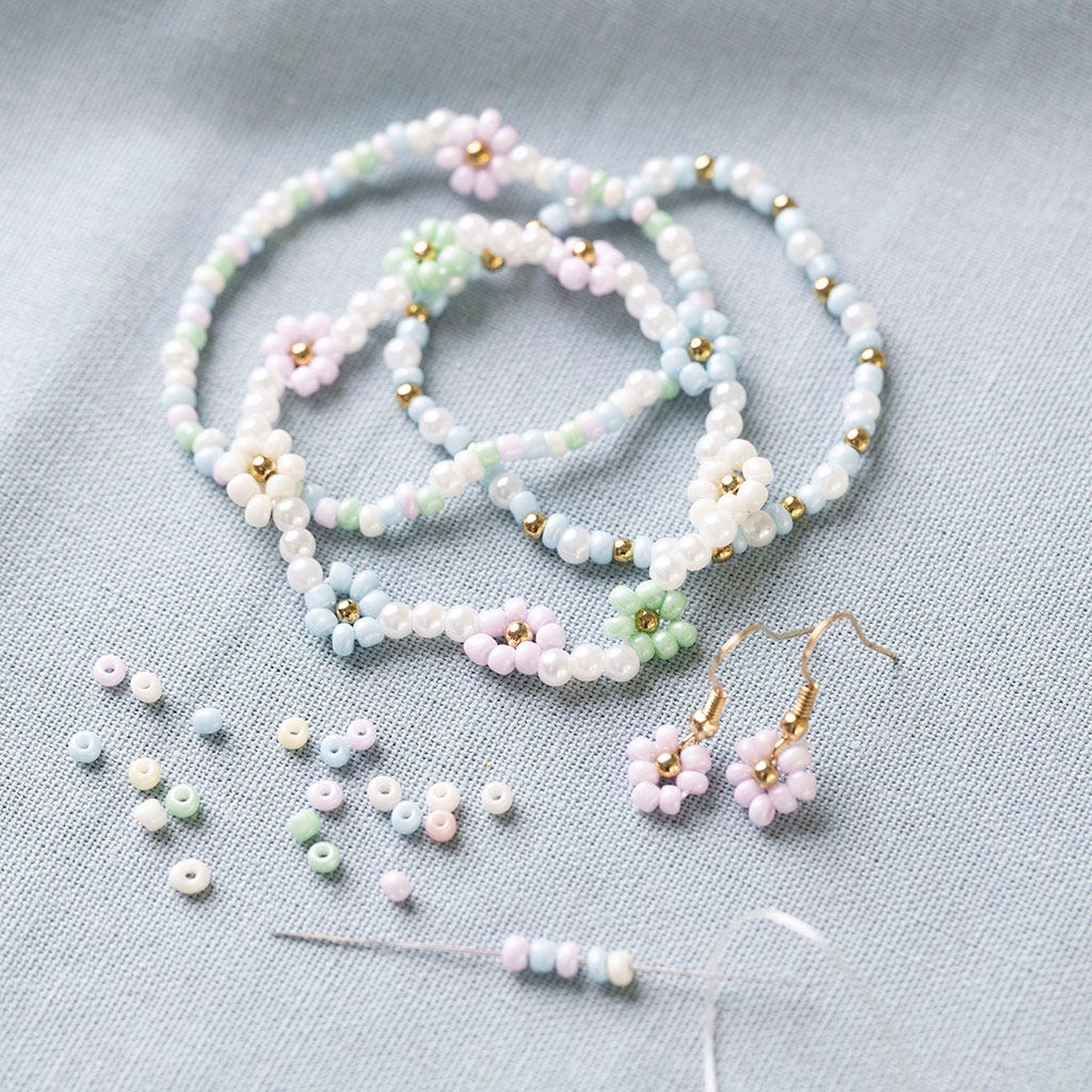 Armbånd og øreringe med blomster i perler