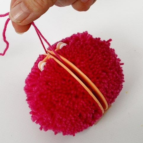 Pomponer i flere størrelser, lavet på Pompon Maker | DIY vejledning